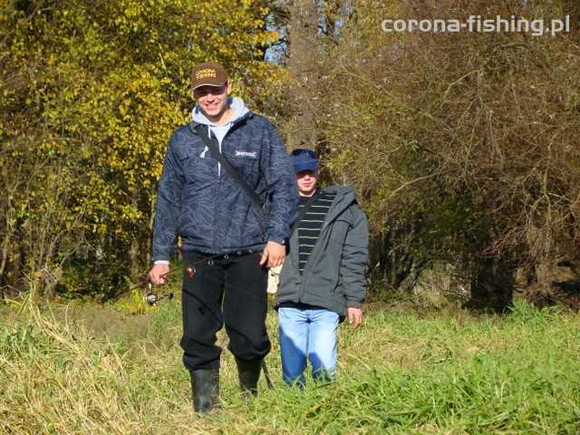 wędkarze nad rzeką