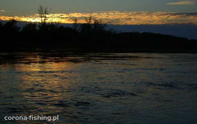 zachód słońca nad rzeką