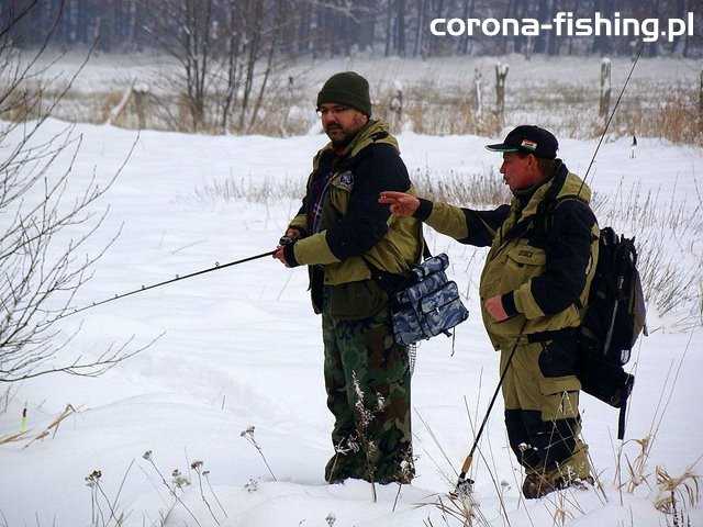 wędkarze w zimę