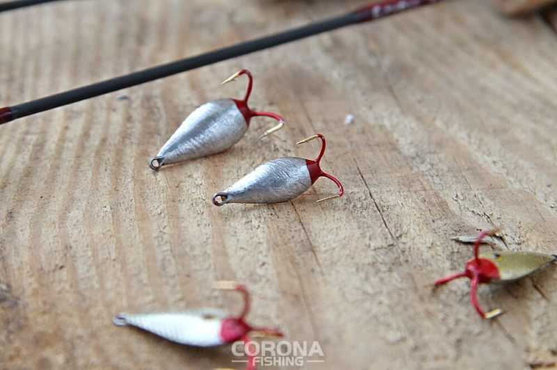 błystka podlodowa z haczykami